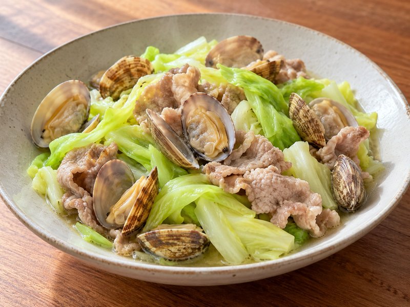 あさりと豚肉のキャベツ酒蒸しの完成イメージ
