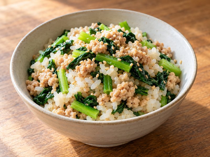 鶏そぼろと小松菜の混ぜごはんの完成イメージ