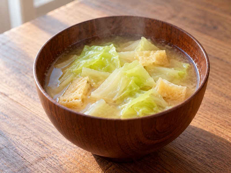 キャベツと油揚げの味噌汁の完成イメージ