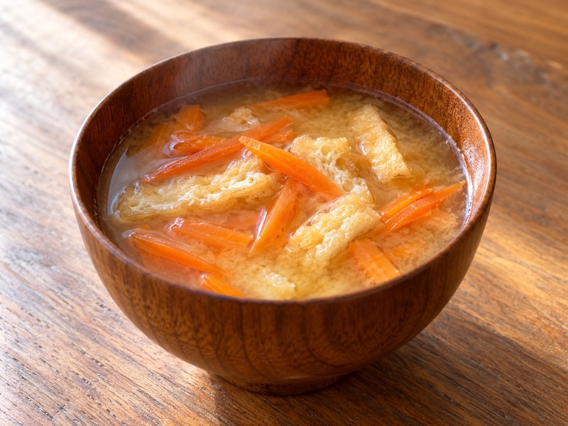 にんじんと油揚げの味噌汁の完成イメージ