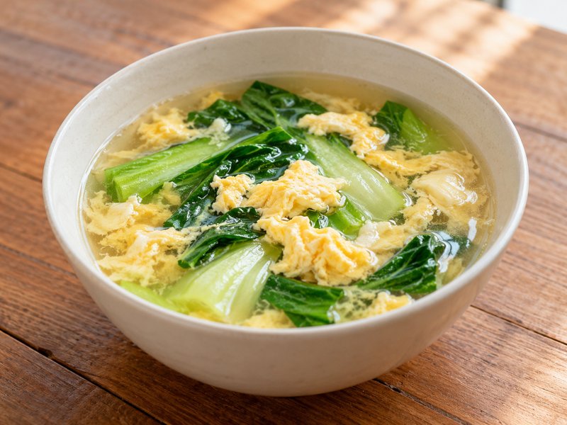 チンゲン菜と卵の中華スープの完成イメージ