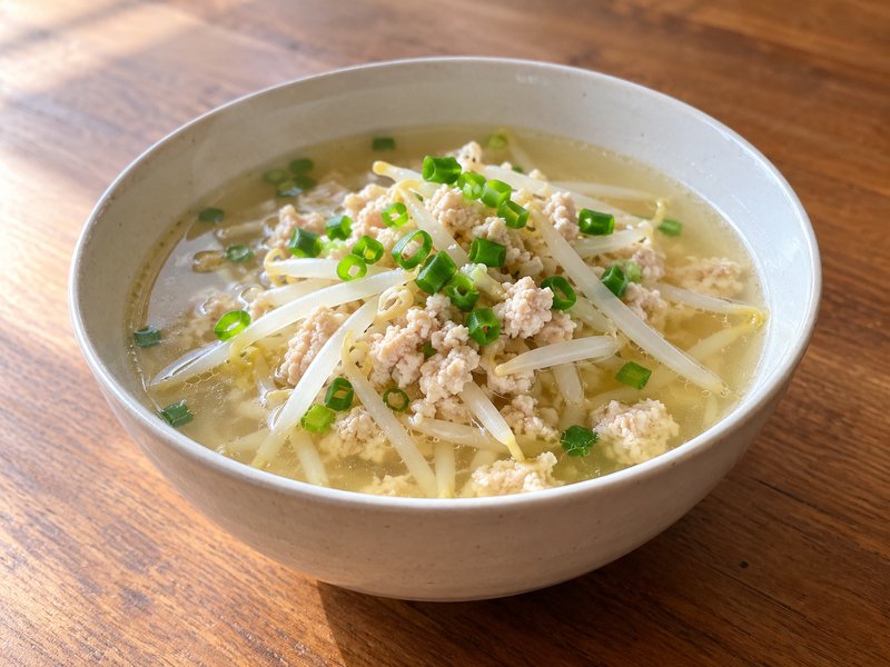 鶏ひき肉ともやしの塩スープの完成イメージ