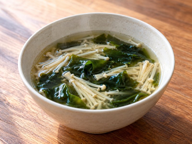 えのきとわかめの中華スープの完成イメージ