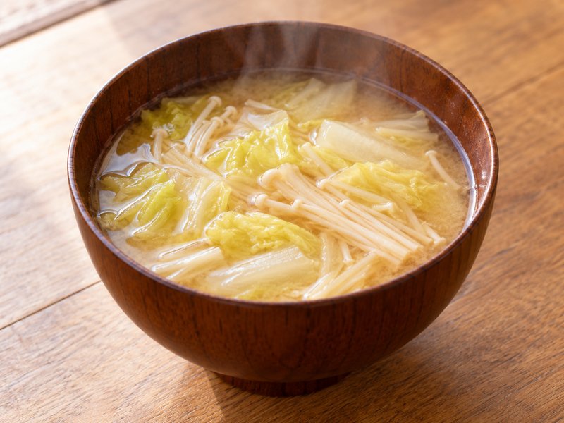 白菜とえのきの味噌汁の完成イメージ