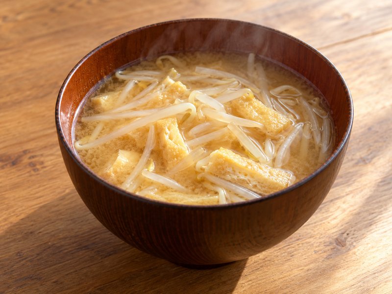 もやしと油揚げの味噌汁の完成イメージ