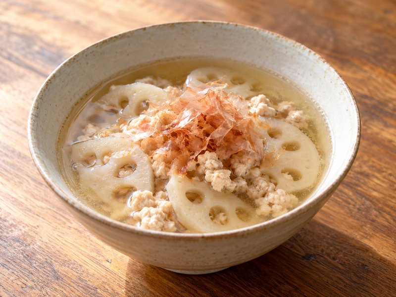 れんこんと鶏ひき肉のすまし汁の完成イメージ