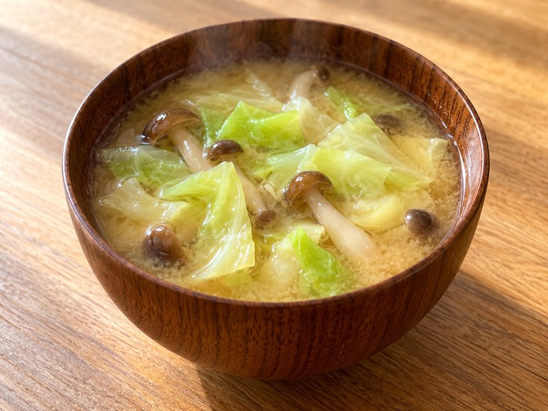しめじとキャベツの味噌汁の完成イメージ